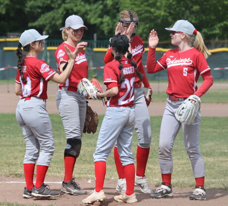 Softballspielerinnen der Main-Taunus Redwings feiern gemeinsam auf dem Spielfeld