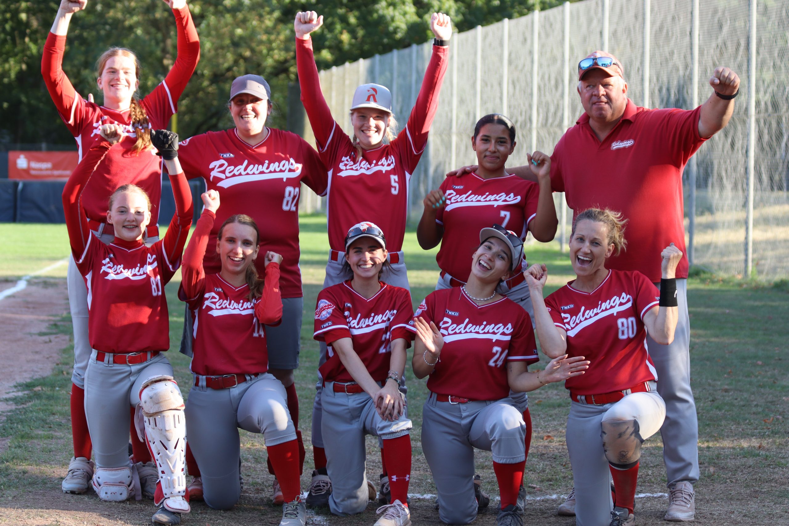 Die Softball-Damen der Redwings feiern zwei Siege in Frankfurt