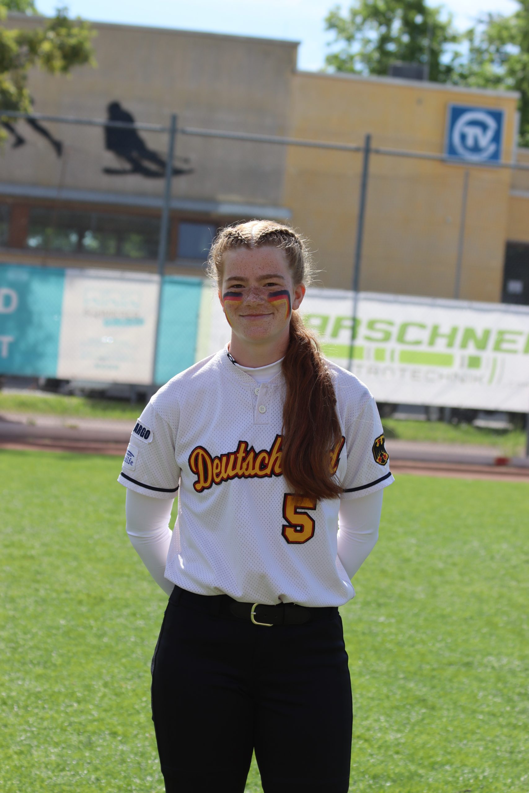 Nelly Siebers im Trikot der deutschen U18-Softball-Nationalmannschaft