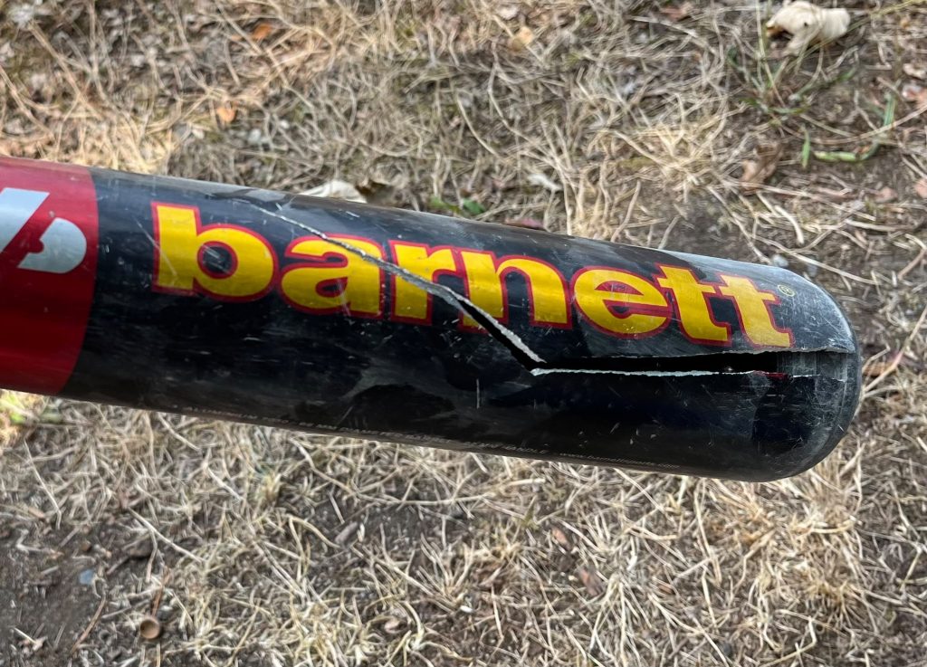 Beschädigter Baseballschläger nach dem Auswärtsspiel der Herren 2