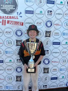 Rafael O’Connor mit dem Siegerpokal der U12-Baseball-Europameisterschaft 2026