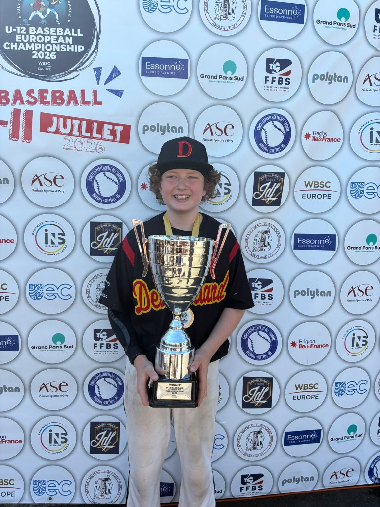 Rafael O’Connor mit dem Siegerpokal der U12-Baseball-Europameisterschaft 2026