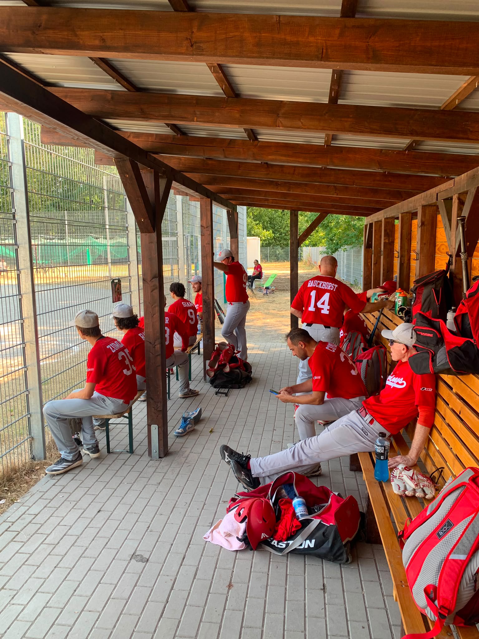 Spieler der Herren 2 im Dugout in Gießen