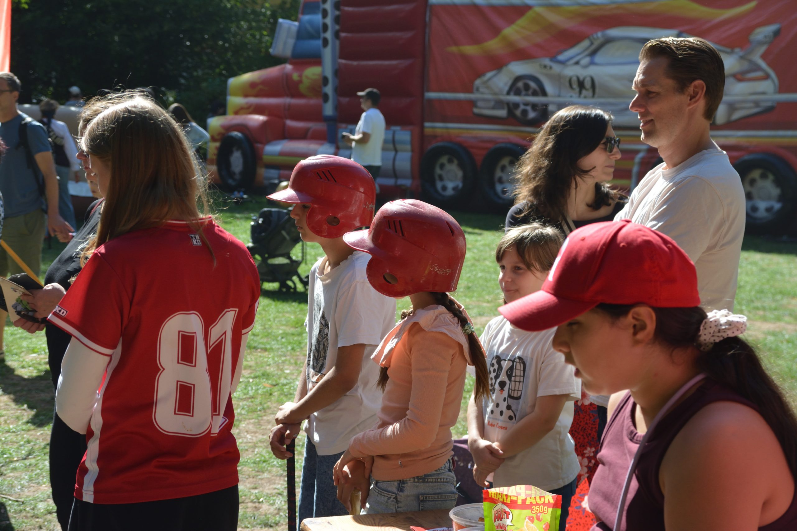 Besucherinnen und Besucher am Stand der Redwings