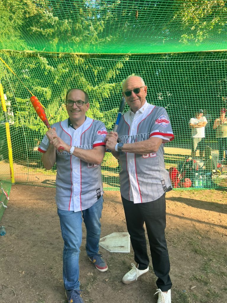 Bürgermeister Dr. Frank Blasch und Dr. Ken Moore im Batting Cage der Redwings