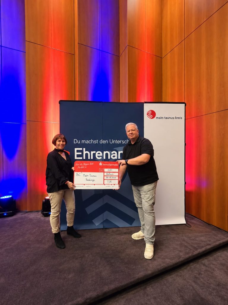 Angela Weck und Frank Siebers mit dem Scheck über 500 Euro beim MTK Ehrenamtstag 2026
