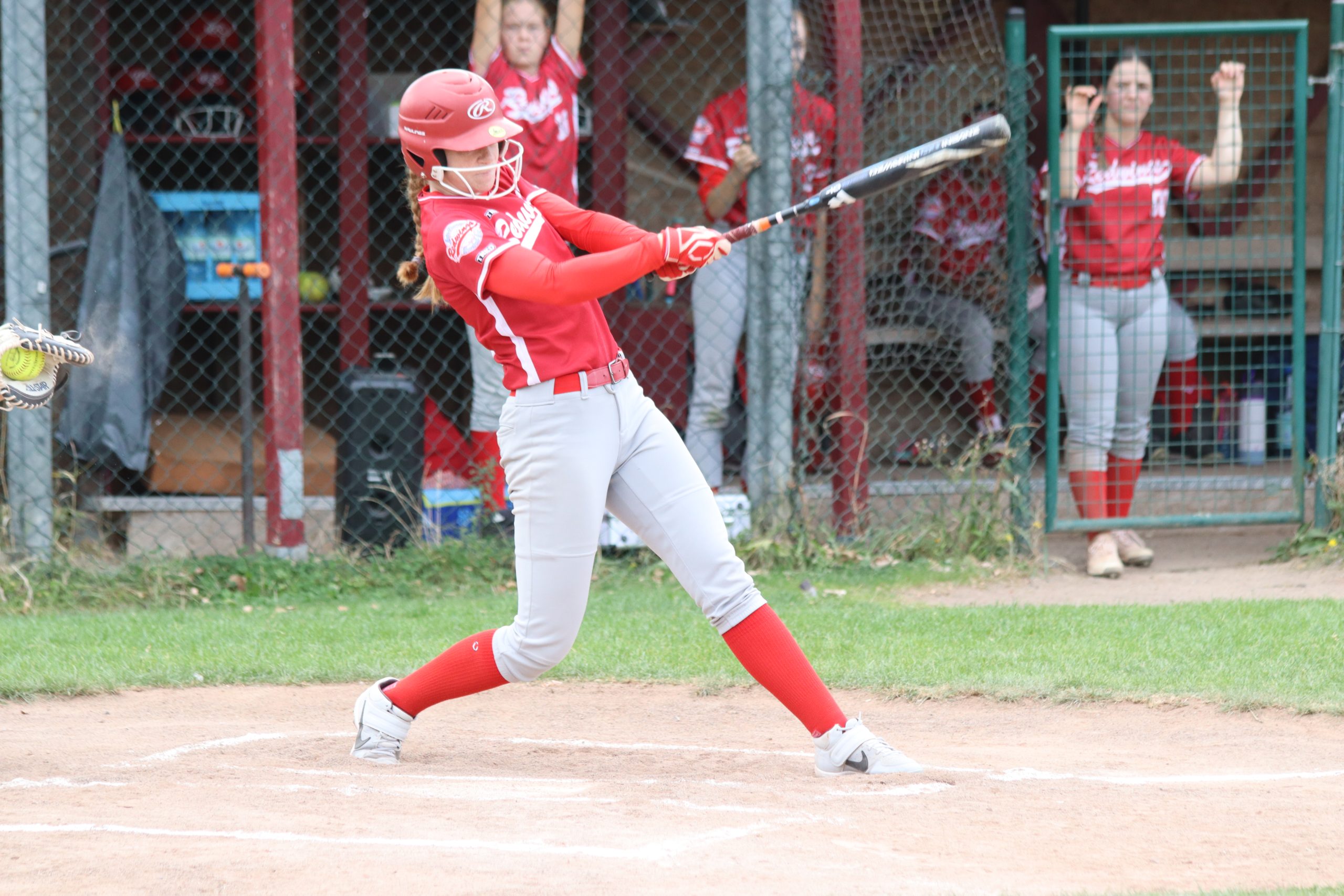 Redwings-Spielerin beim Schlag