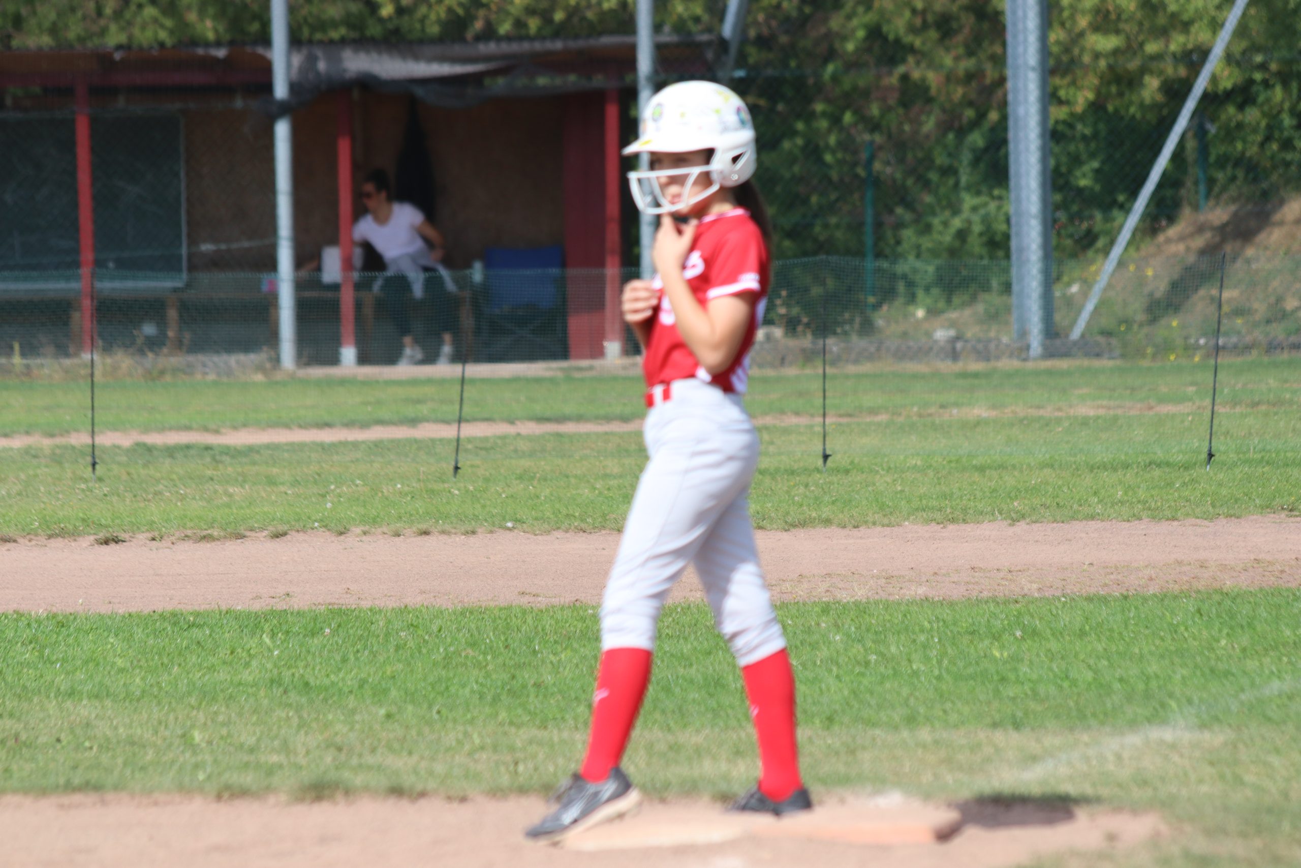 Redwings-Spielerin mit Schlaghelm auf dem Feld