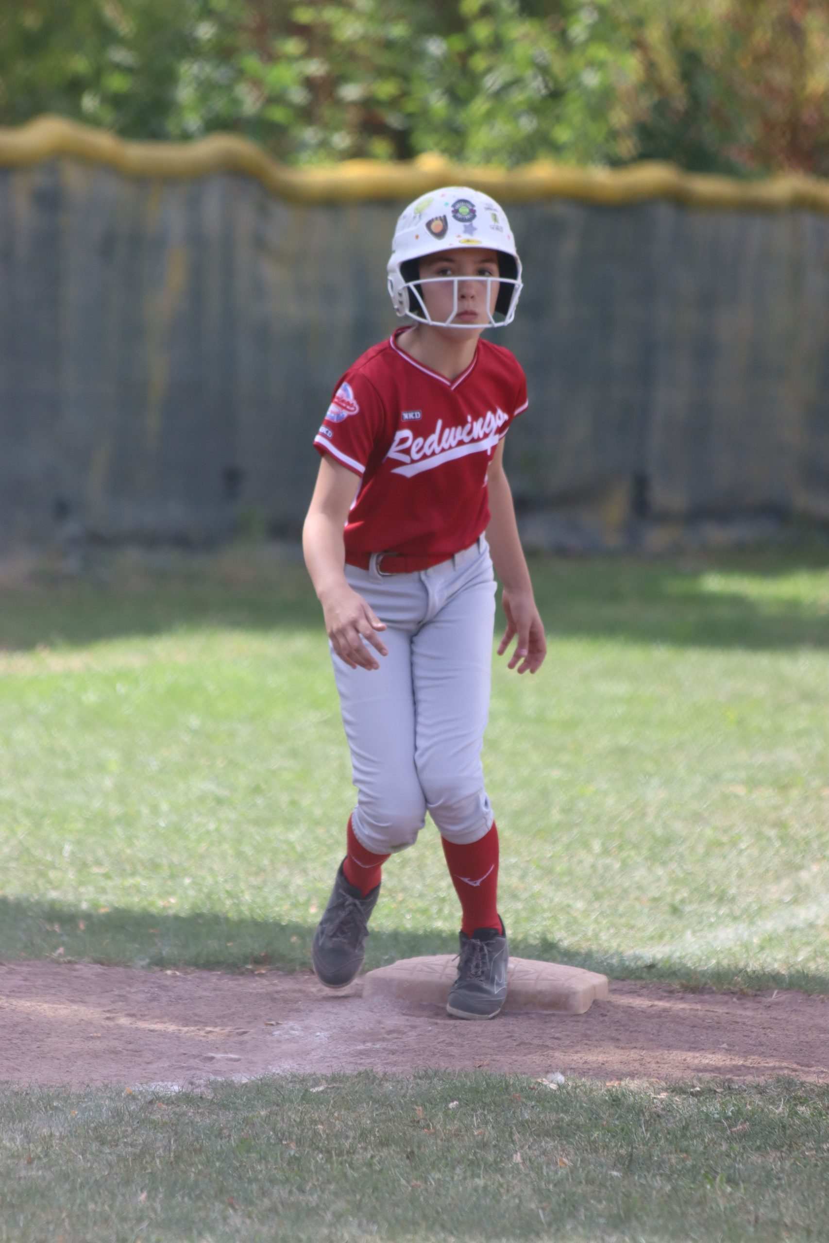 Junge Redwings-Spielerin mit Schlaghelm