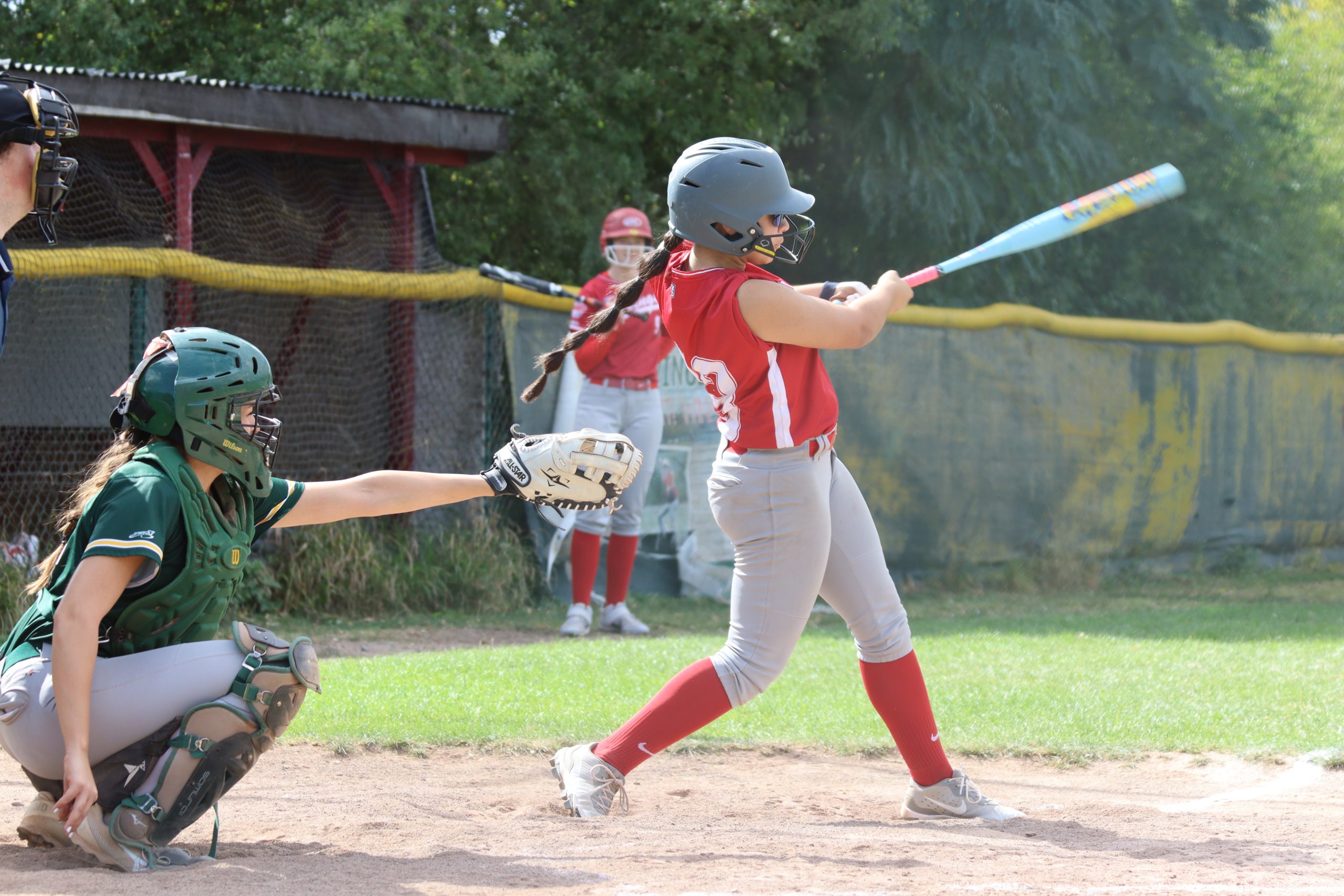 Redwings-Spielerin beim Schlag gegen Mainz