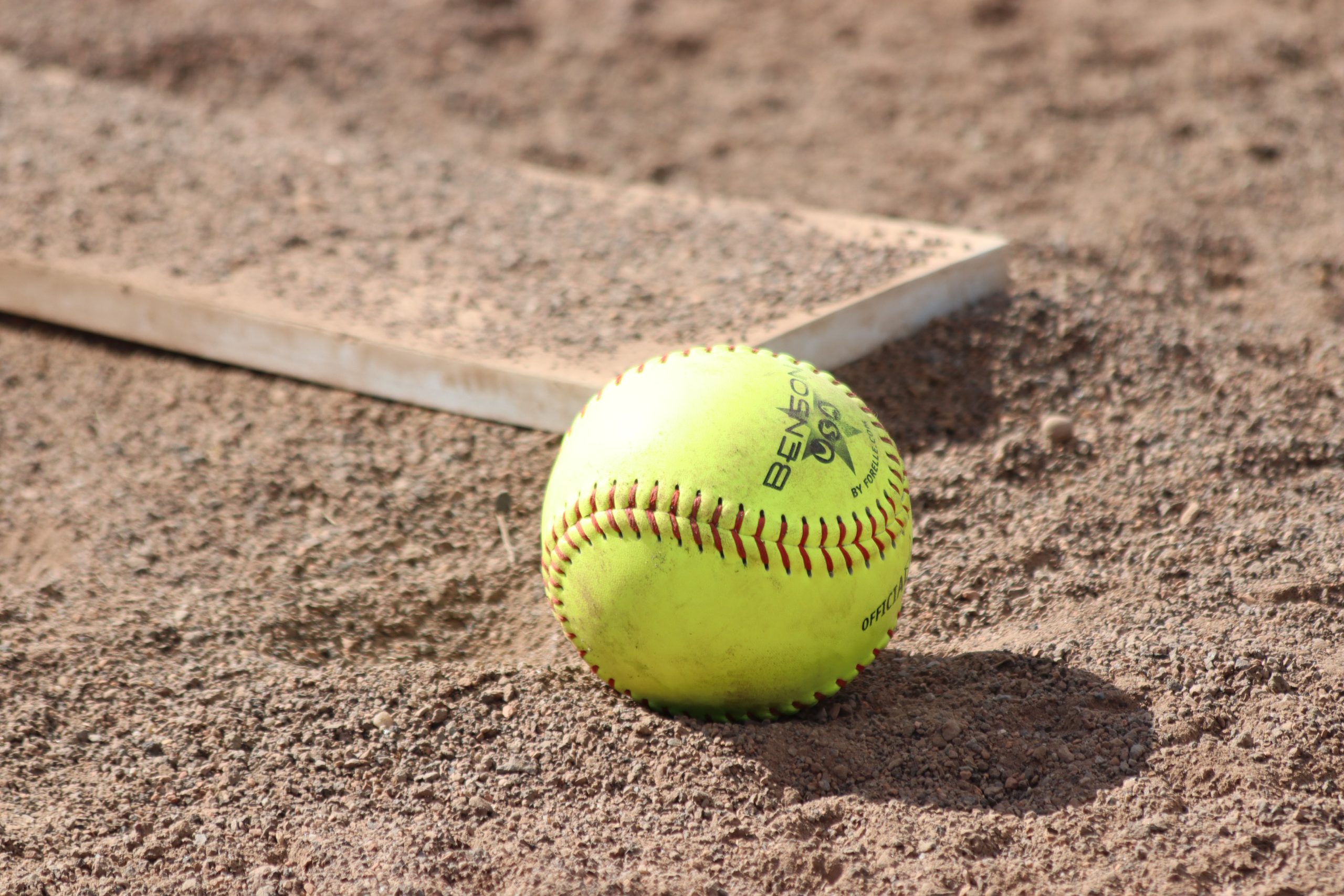 Gelber Softball an der Homeplate