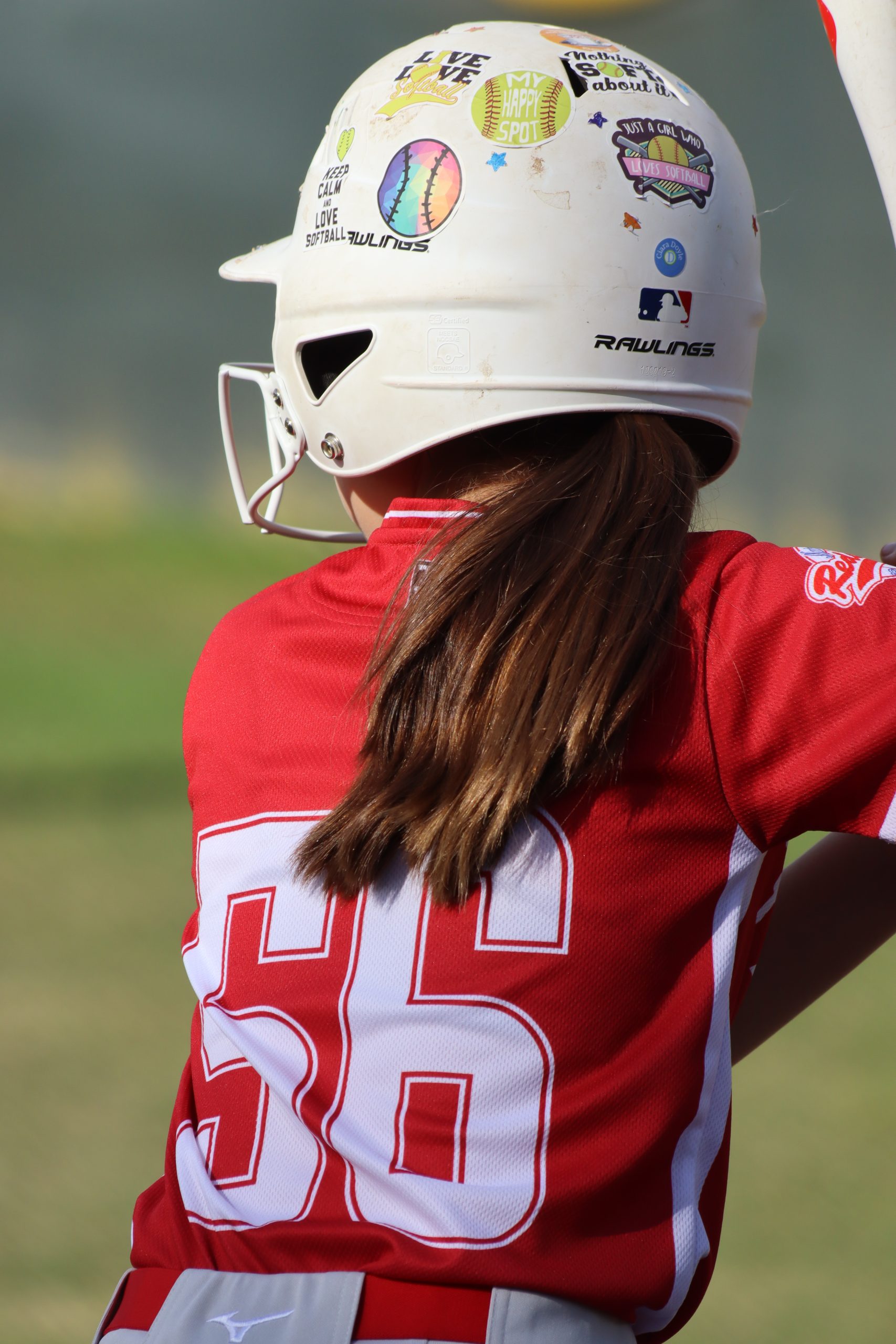 Detail eines mit Softball-Aufklebern geschmückten Helms