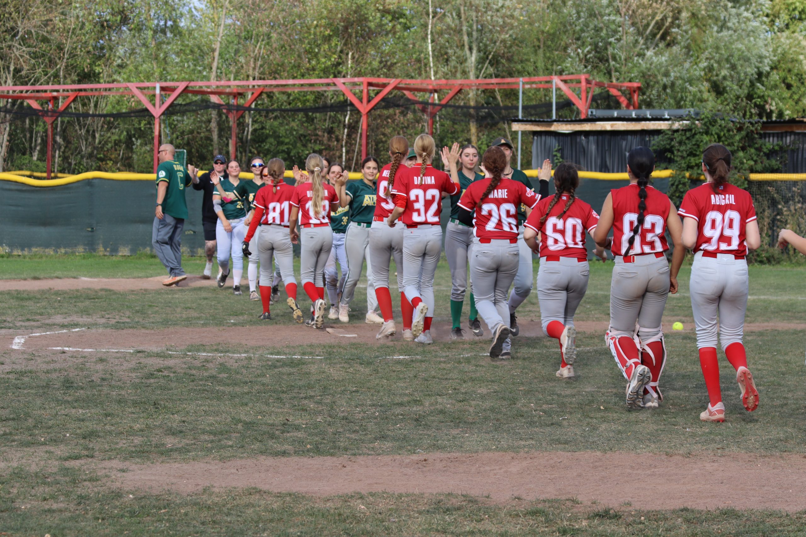 Redwings und Mainz beim Abklatschen nach dem Spiel