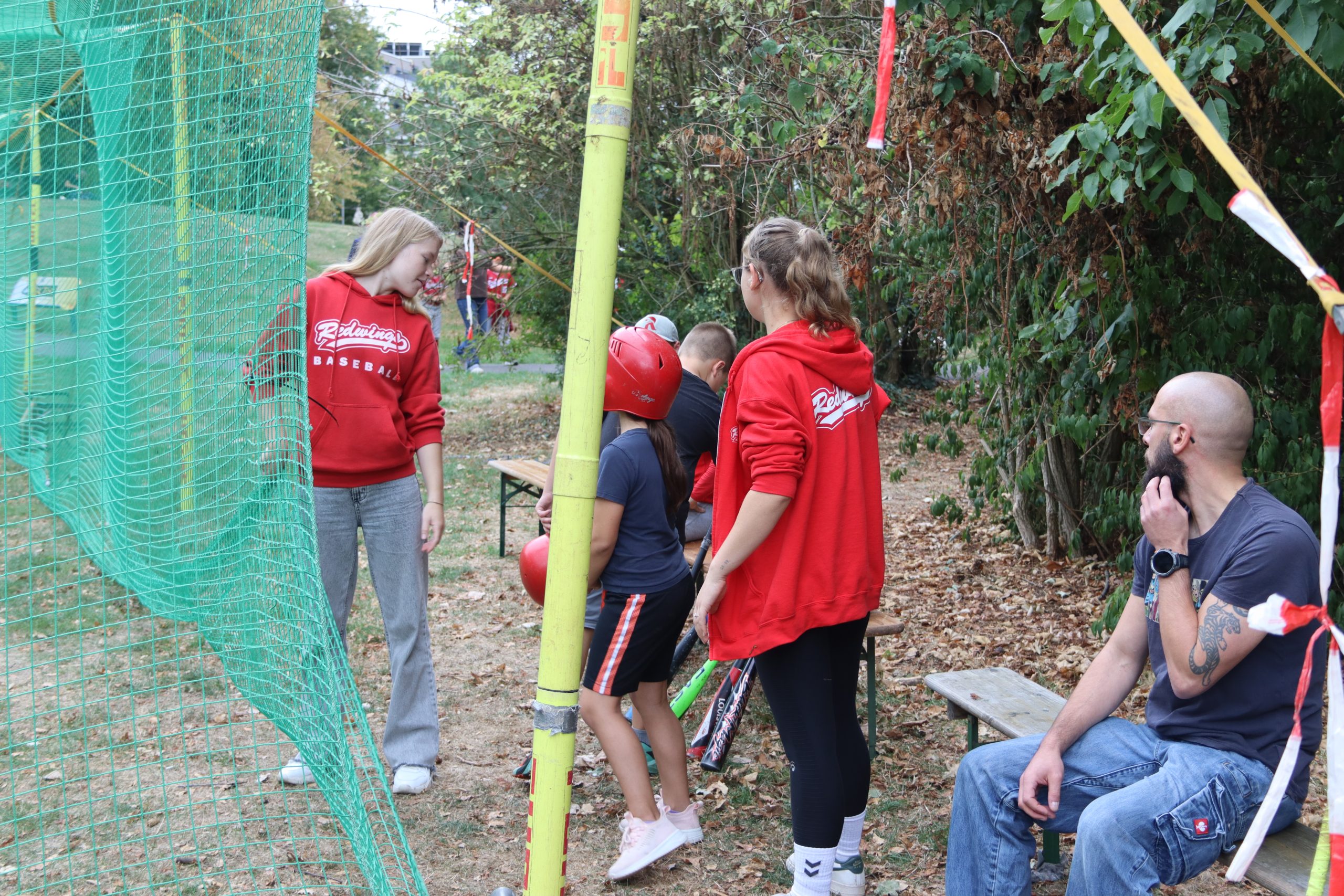 Kinder und Helferinnen am Eingang des Batting Cages
