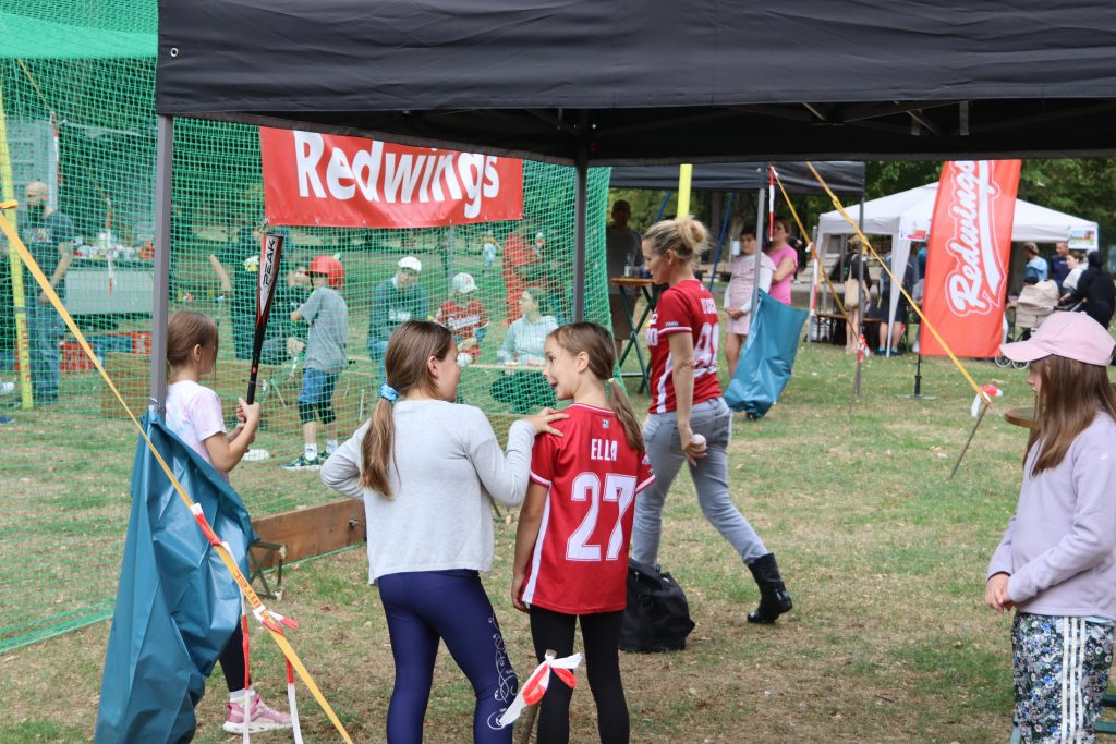 Kinder und Redwings-Helferinnen am Batting Cage bei den Spielen im Park in Kriftel