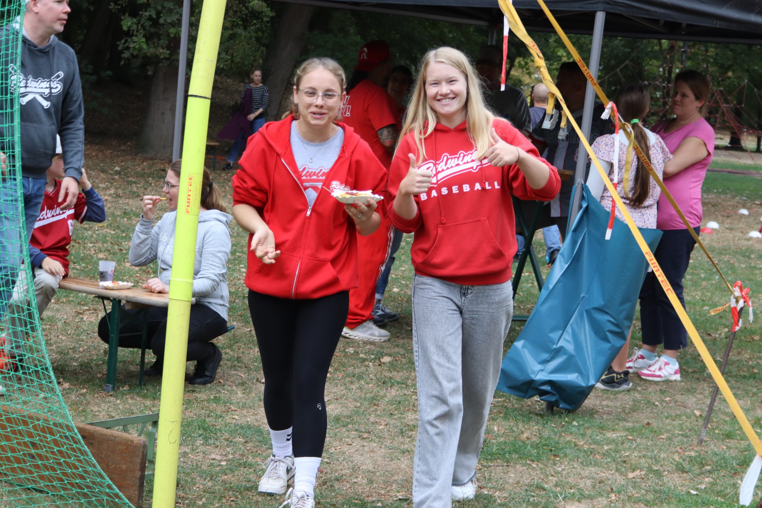 Zwei Redwings-Helferinnen bei den Spielen im Park