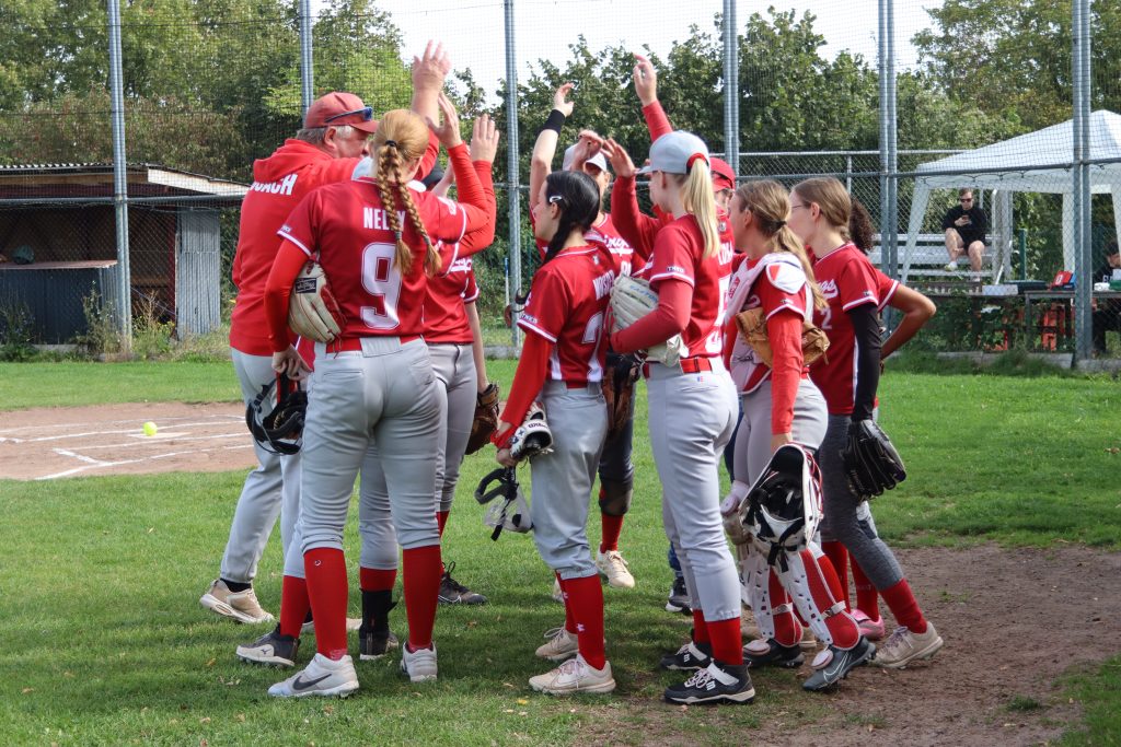 Die Redwings-Damen beim Team-Huddle zum Saisonabschluss gegen Saarlouis