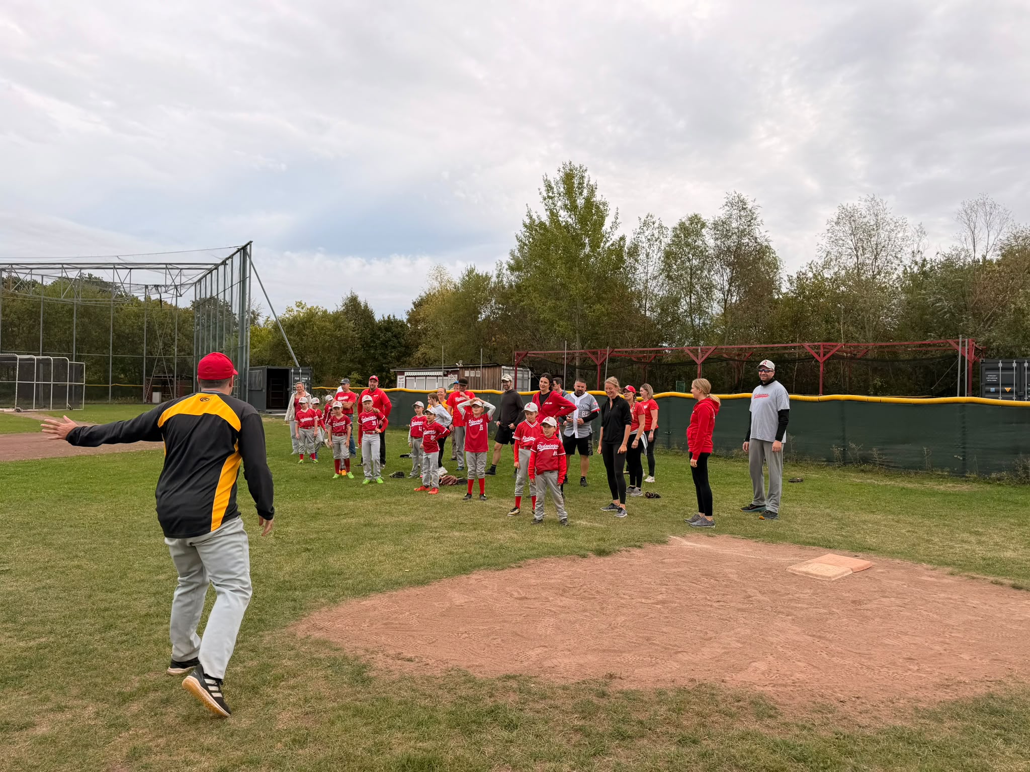 T-Ball-Team und Eltern bei der Spielbesprechung
