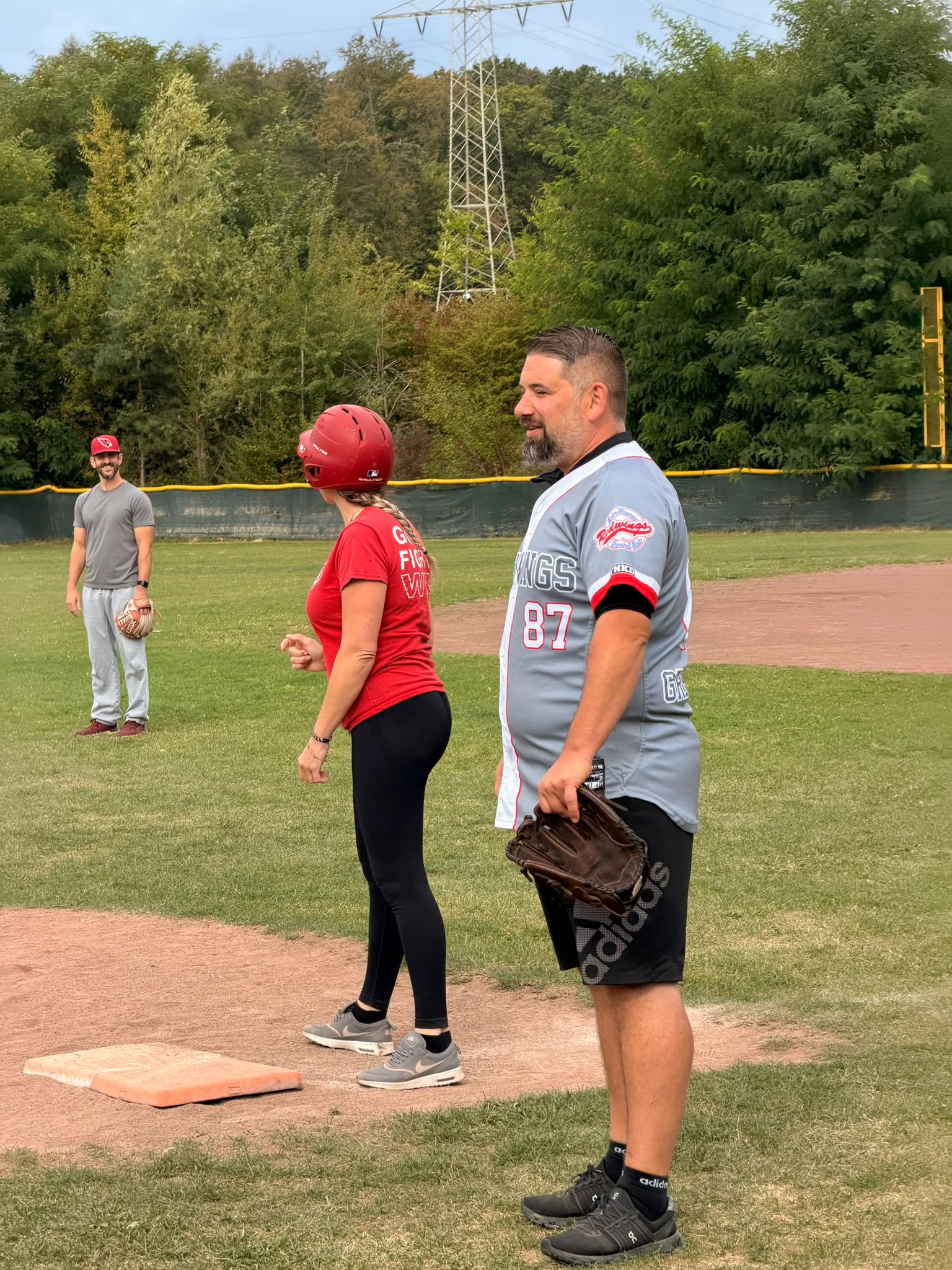 Eltern und Kinder gemeinsam auf dem Baseballfeld