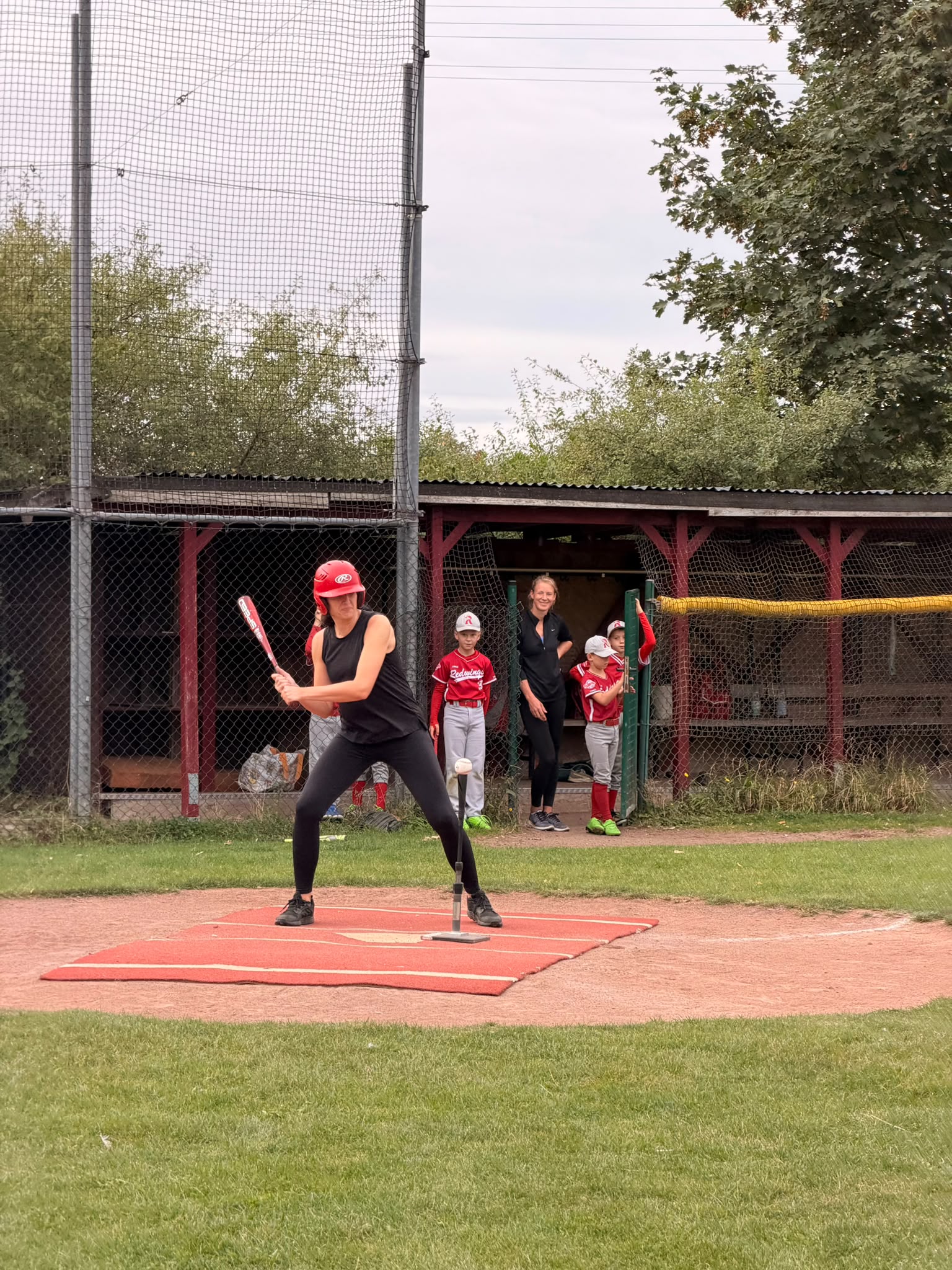 Elternteil in Schlagposition vor dem Redwings-Dugout