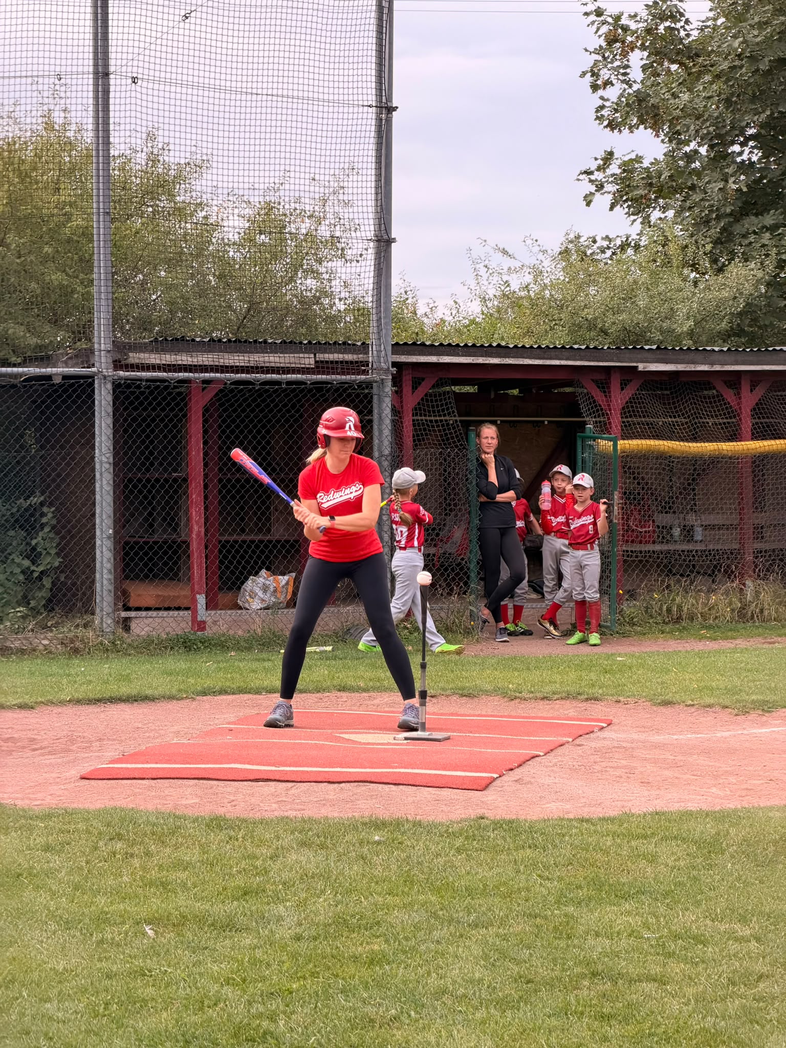 Mutter am Tee beim Saisonabschluss des T-Ball-Teams