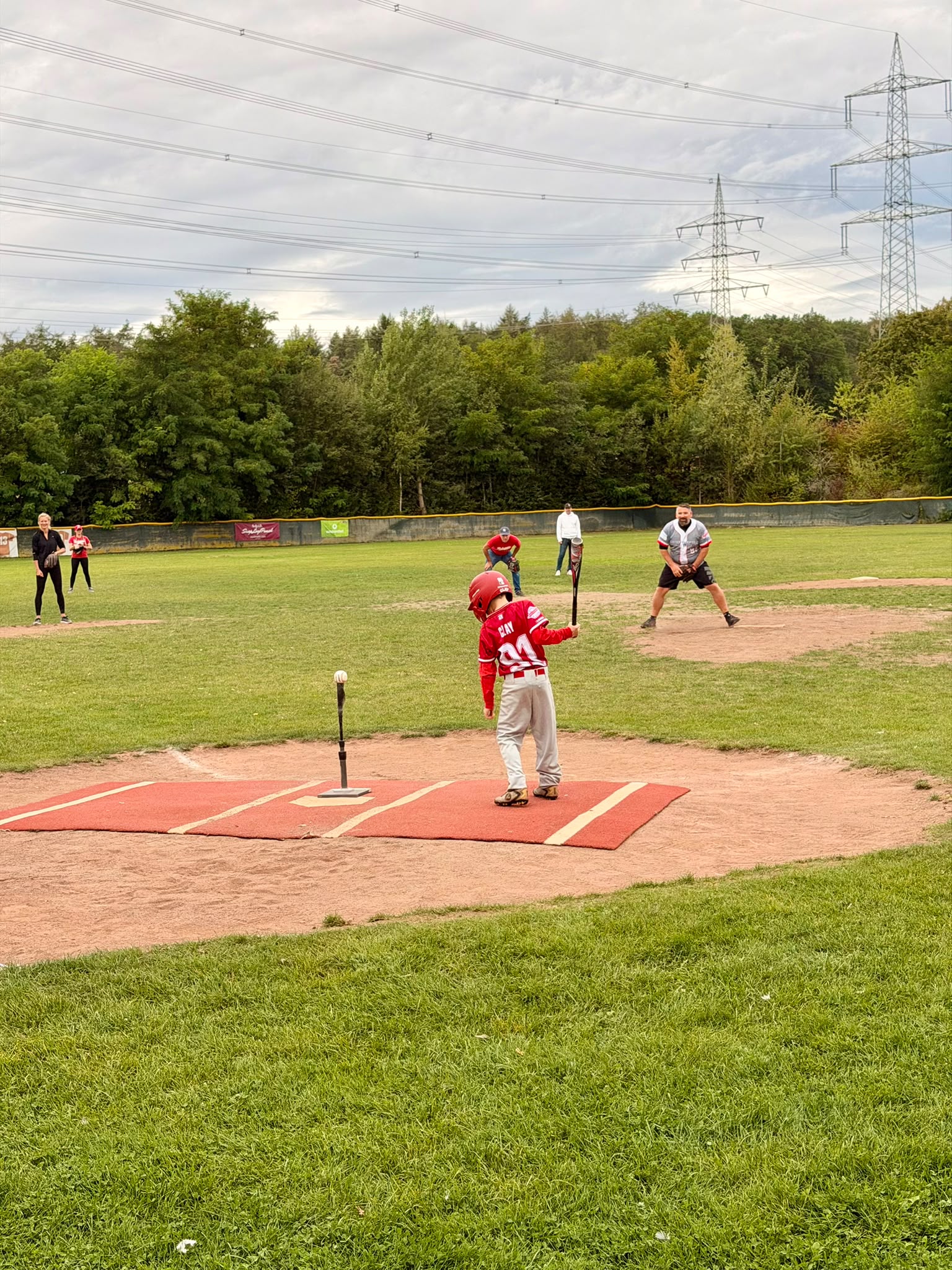 T-Ball-Spieler am Schlag beim Eltern-Kind-Spiel