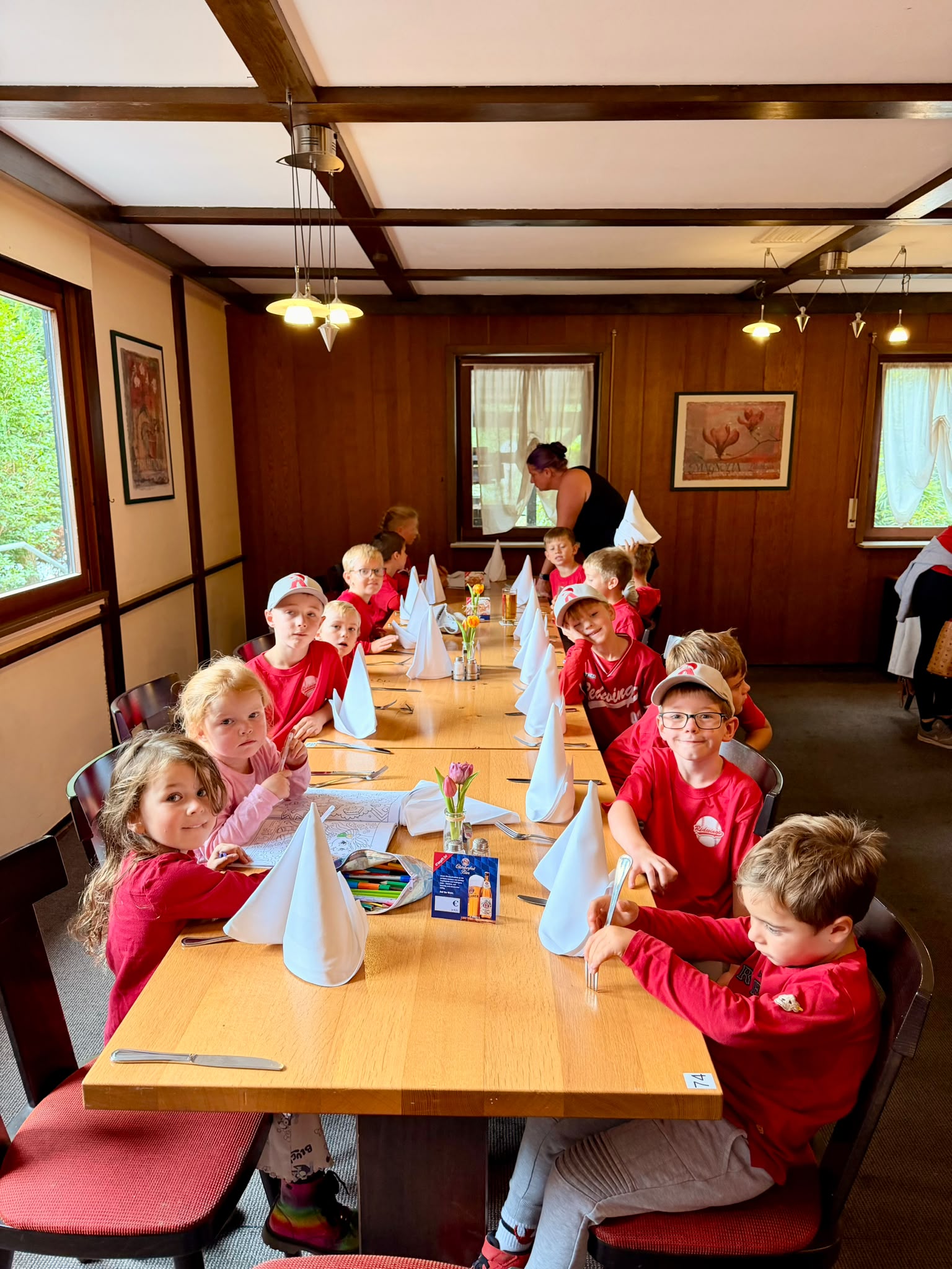 T-Ball-Kinder beim gemeinsamen Essen nach dem Eltern-Kind-Spiel
