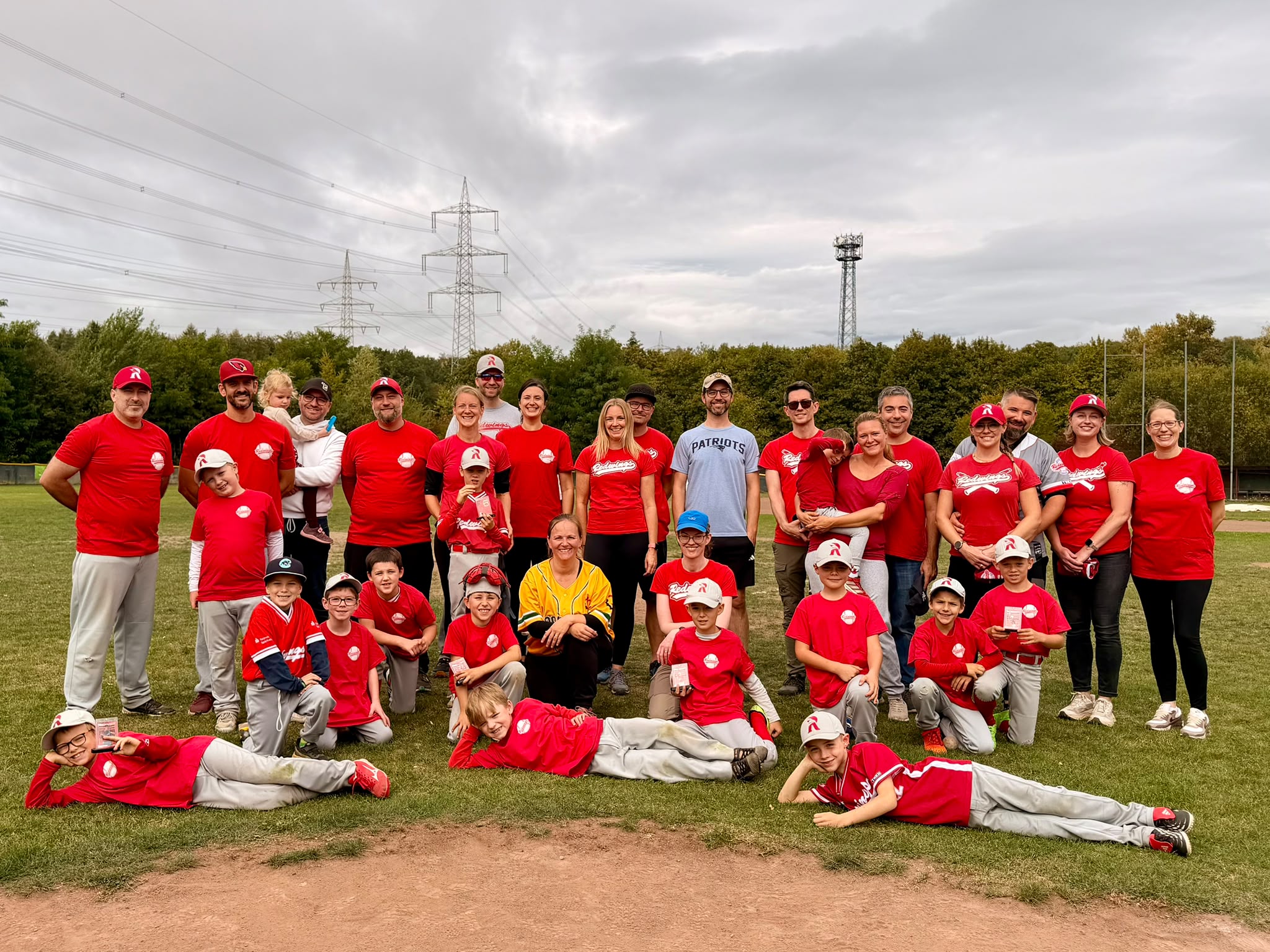T-Ball-Team der Redwings mit Eltern beim gemeinsamen Saisonabschluss