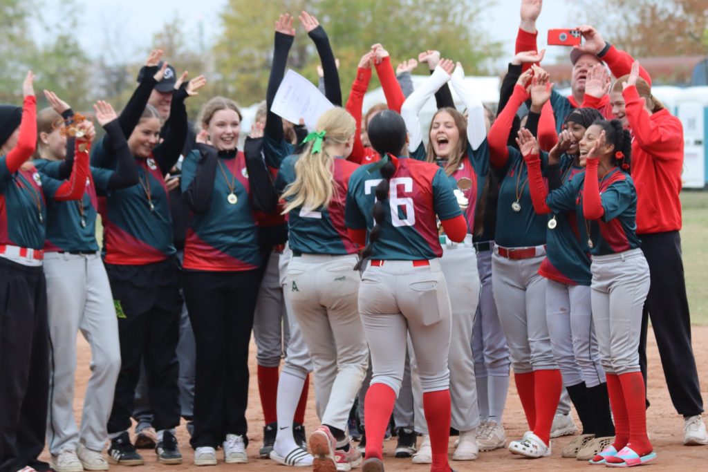 Die Spielgemeinschaft Main-Taunus Redwings und Mainz Athletics jubelt bei der U16 Softball DM 2026 in Karlsruhe