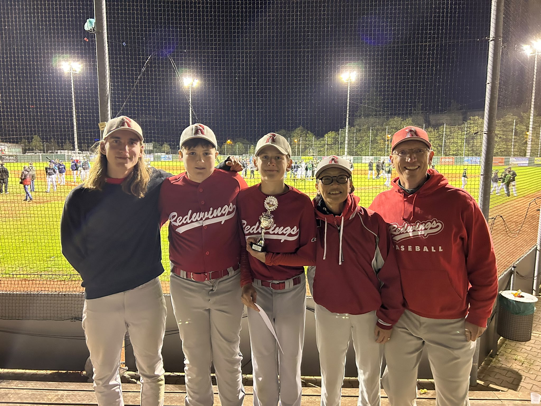 Redwings Spieler und Coaches mit dem Pokal bei der U15 DM